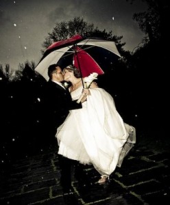 wedding-rain-kiss